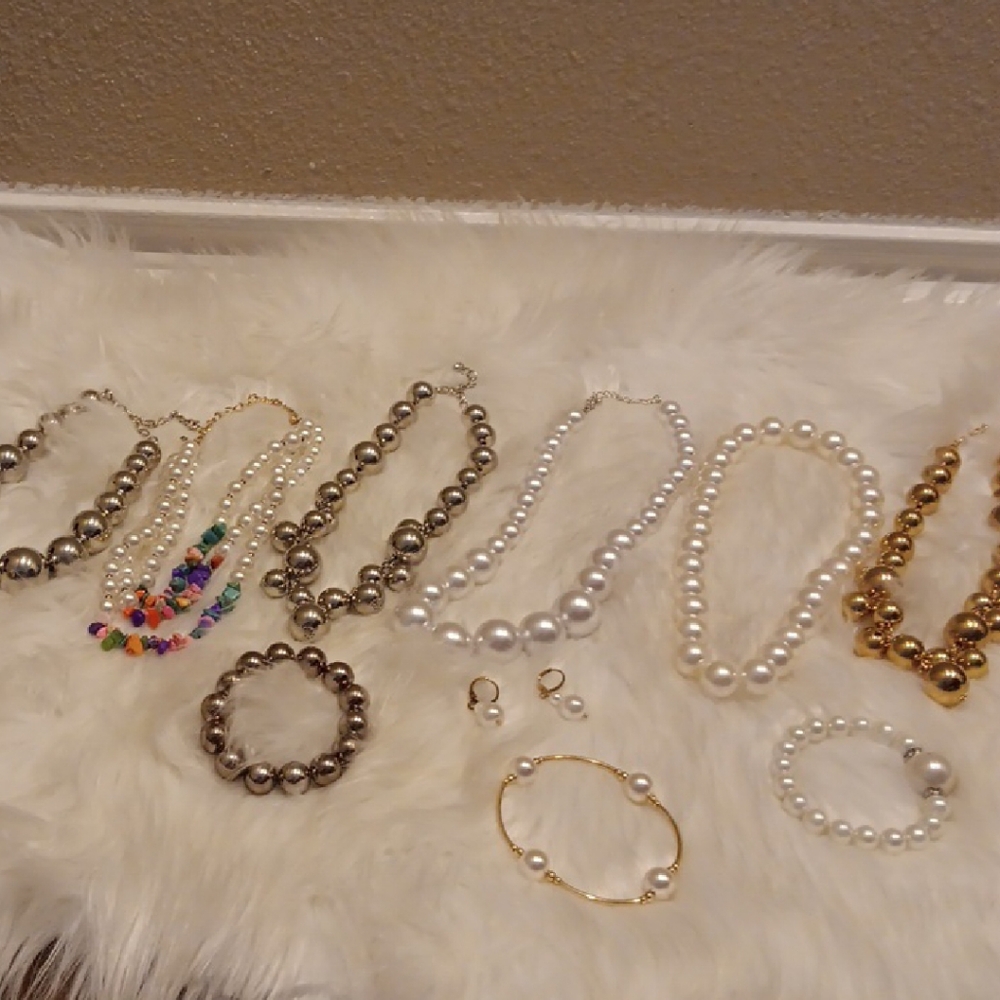 Elegant Pearl and Gold Jewelry Set